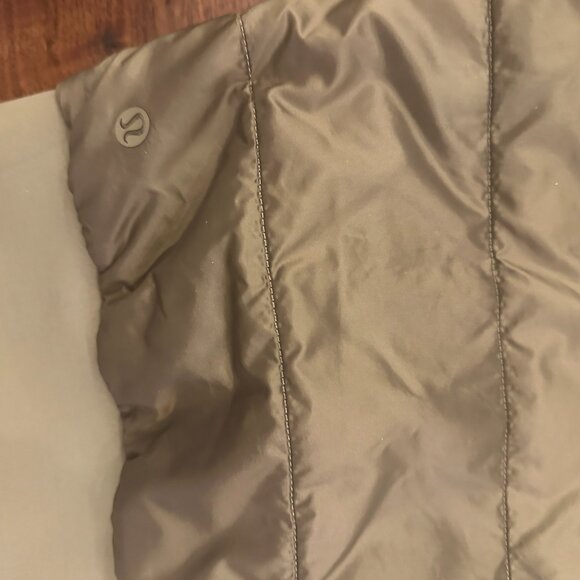 Lululemon REVERSIBLE tan, goldish jacket size 4 - Picture 5 of 7